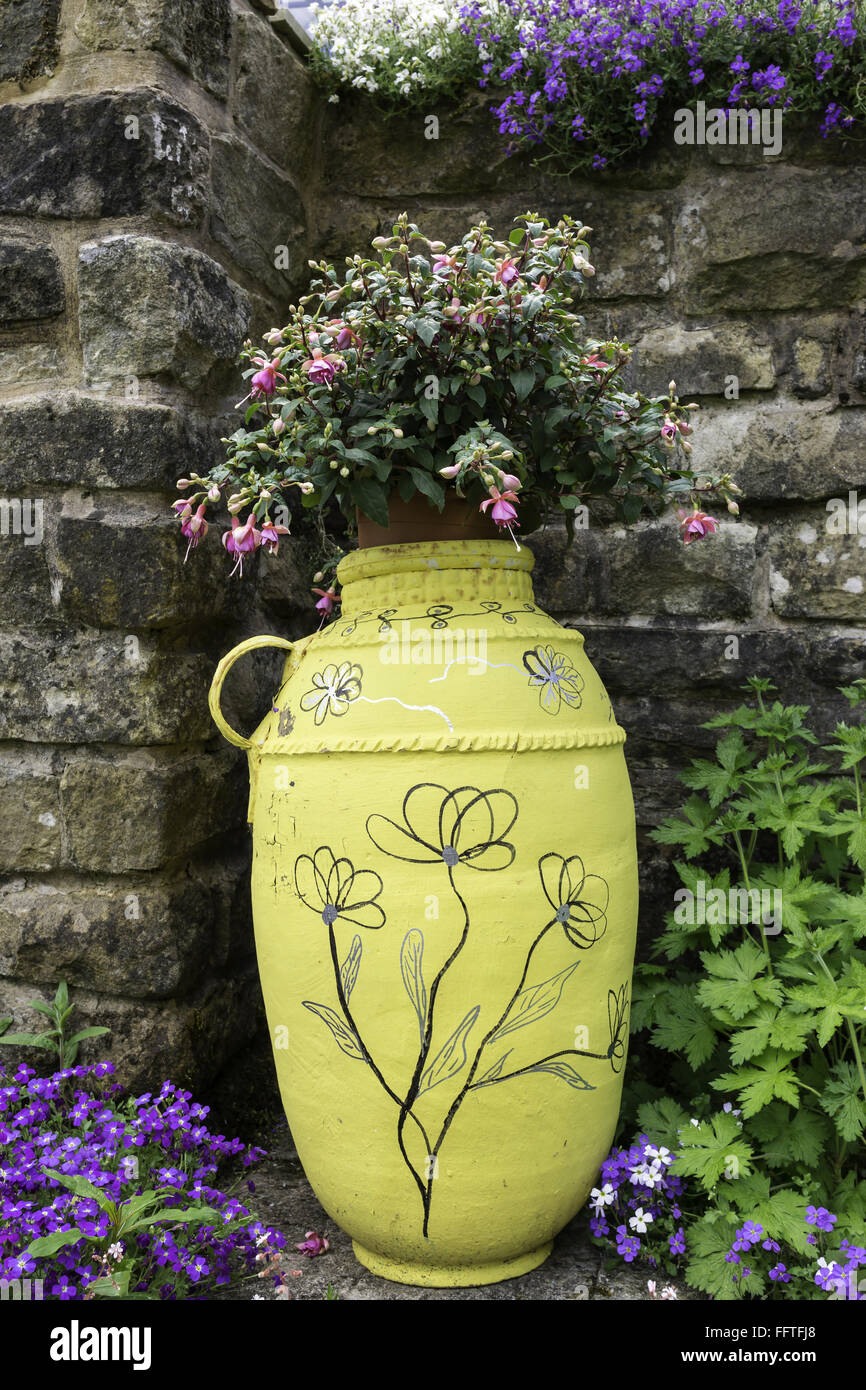 Flowers in urn hires stock photography and images Alamy