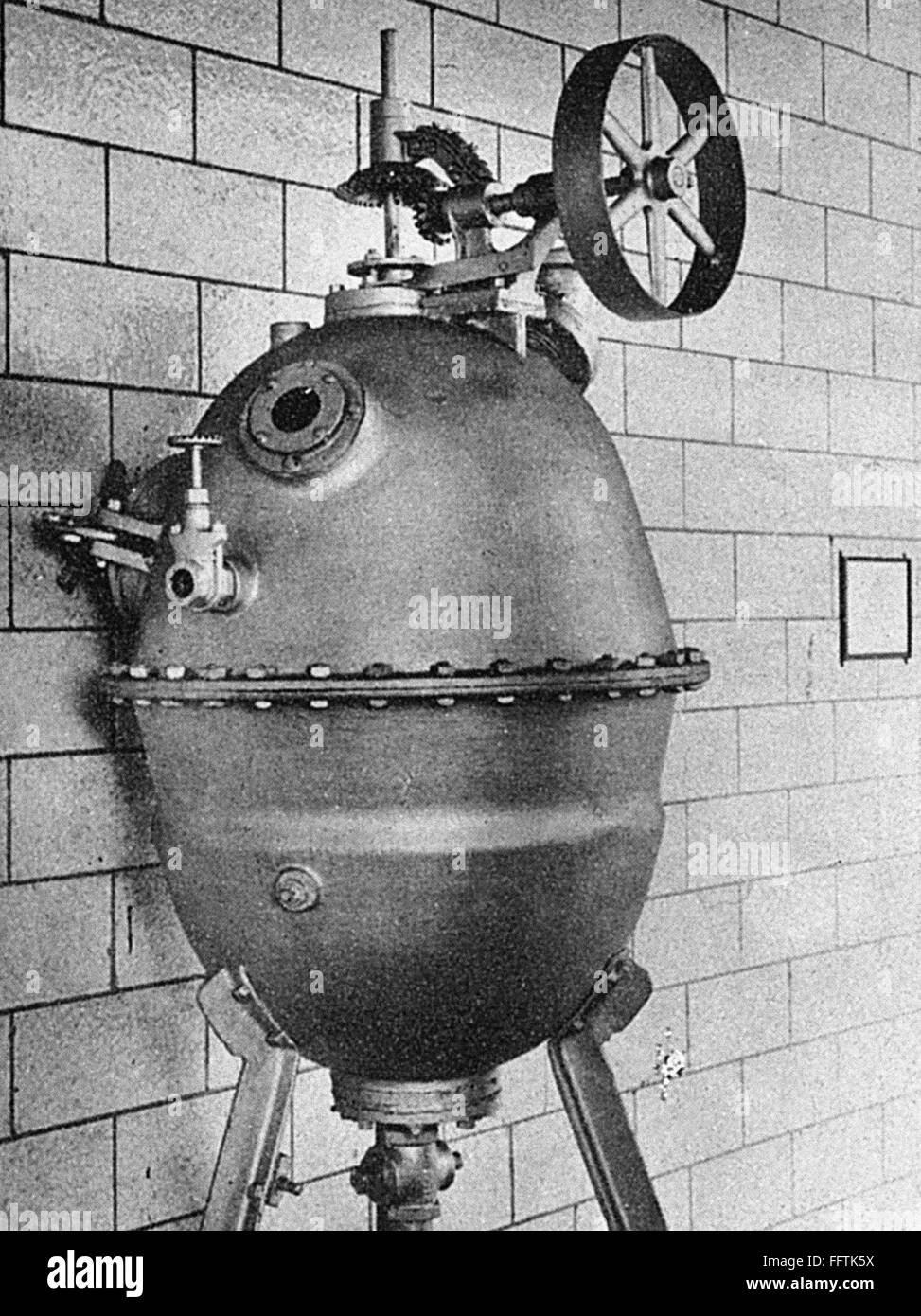 INVENTION BAKELIZER. /nPressure oven invented by Leo Baekeland to