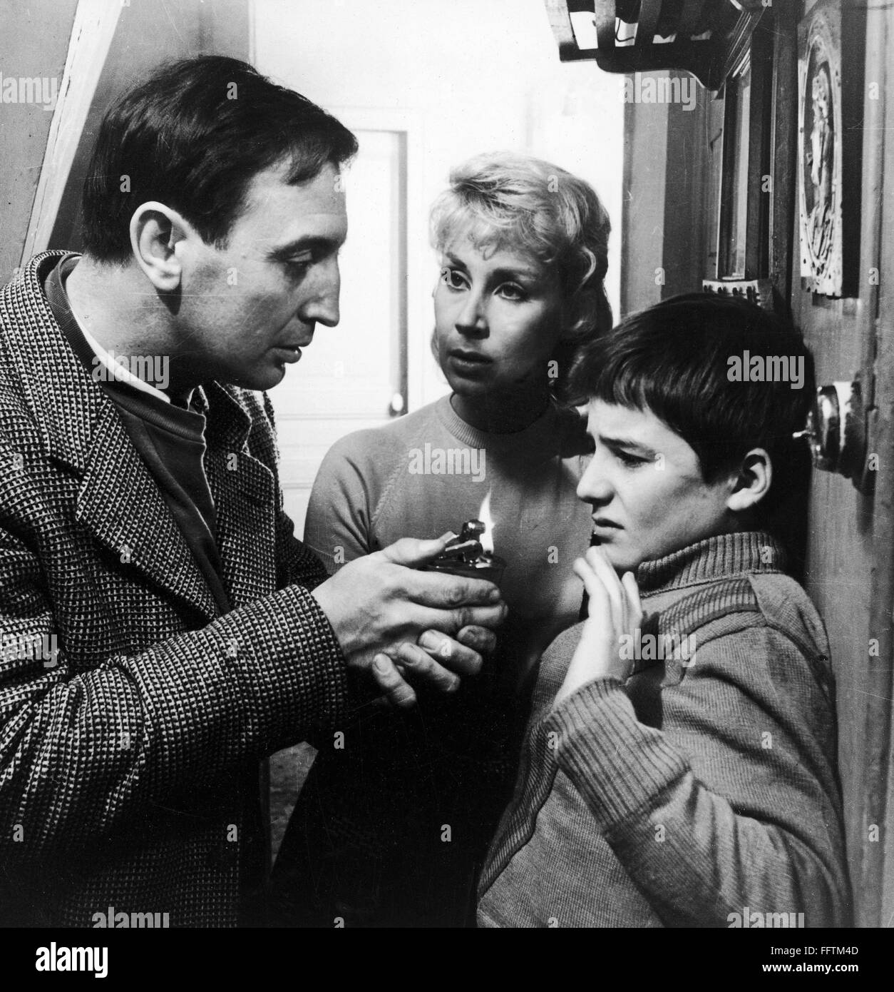 FILM: 400 BLOWS, 1959. /nJean-Pierre LΘaud as young Antoine Doinel with his parents, played by Claire Maurier and Albert RΘmy, in a scene from Franτois Truffaut's film 'The 400 Blows,' 1959. Stock Photo