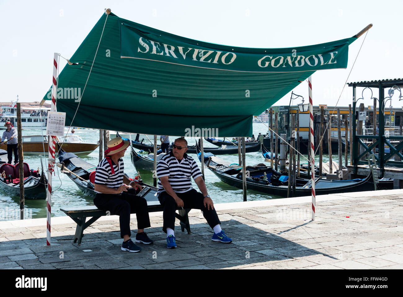 Venice gondola landing stage hi-res stock photography and images - Alamy