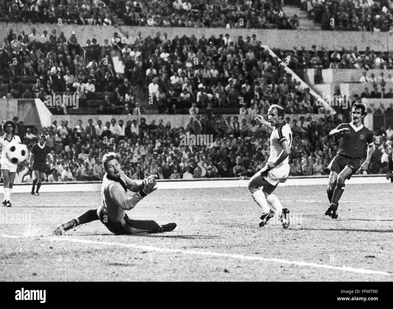 Liverpool v Borussia Mönchengladbach 1977 European Cup Final Dvd DVD: : LIVERPOOL, Barry Davies