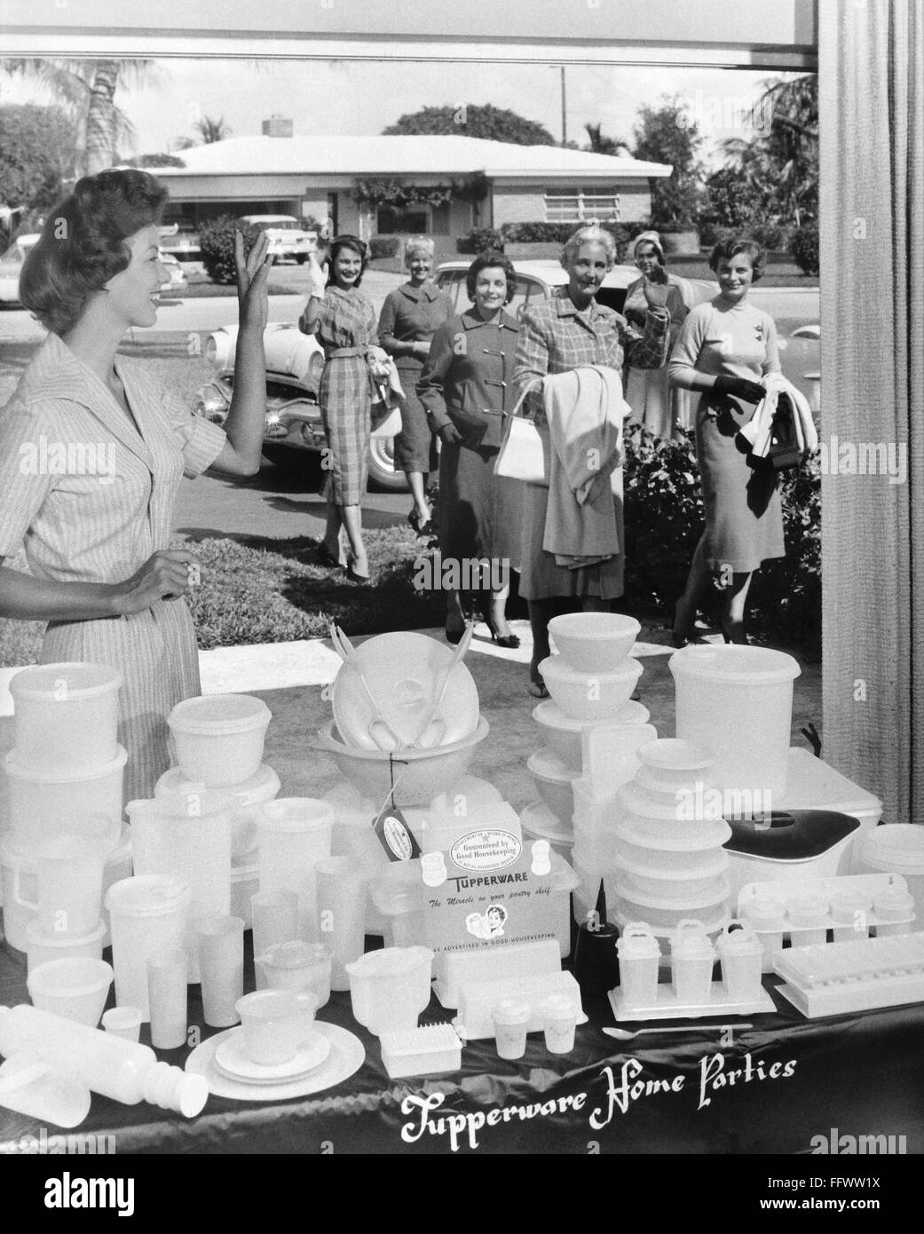 TUPPERWARE PARTY, 1950s. /nWomen arriving for a Tupperware party in an  American suberban home. Advertising photograph, 1950s Stock Photo - Alamy