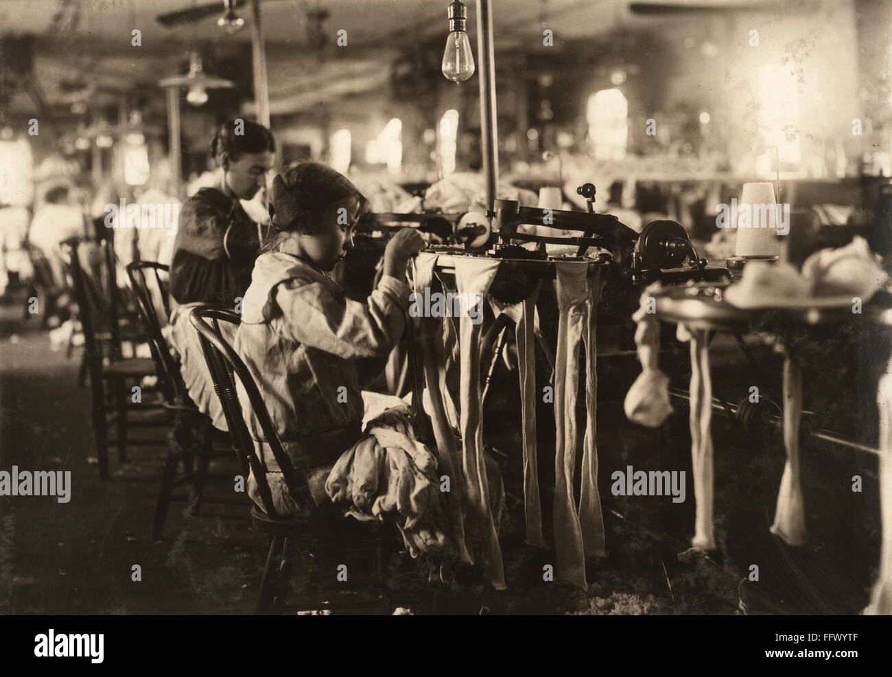HINE CHILD LABOR, 1914. /nAn elevenyear old girl working as a looper