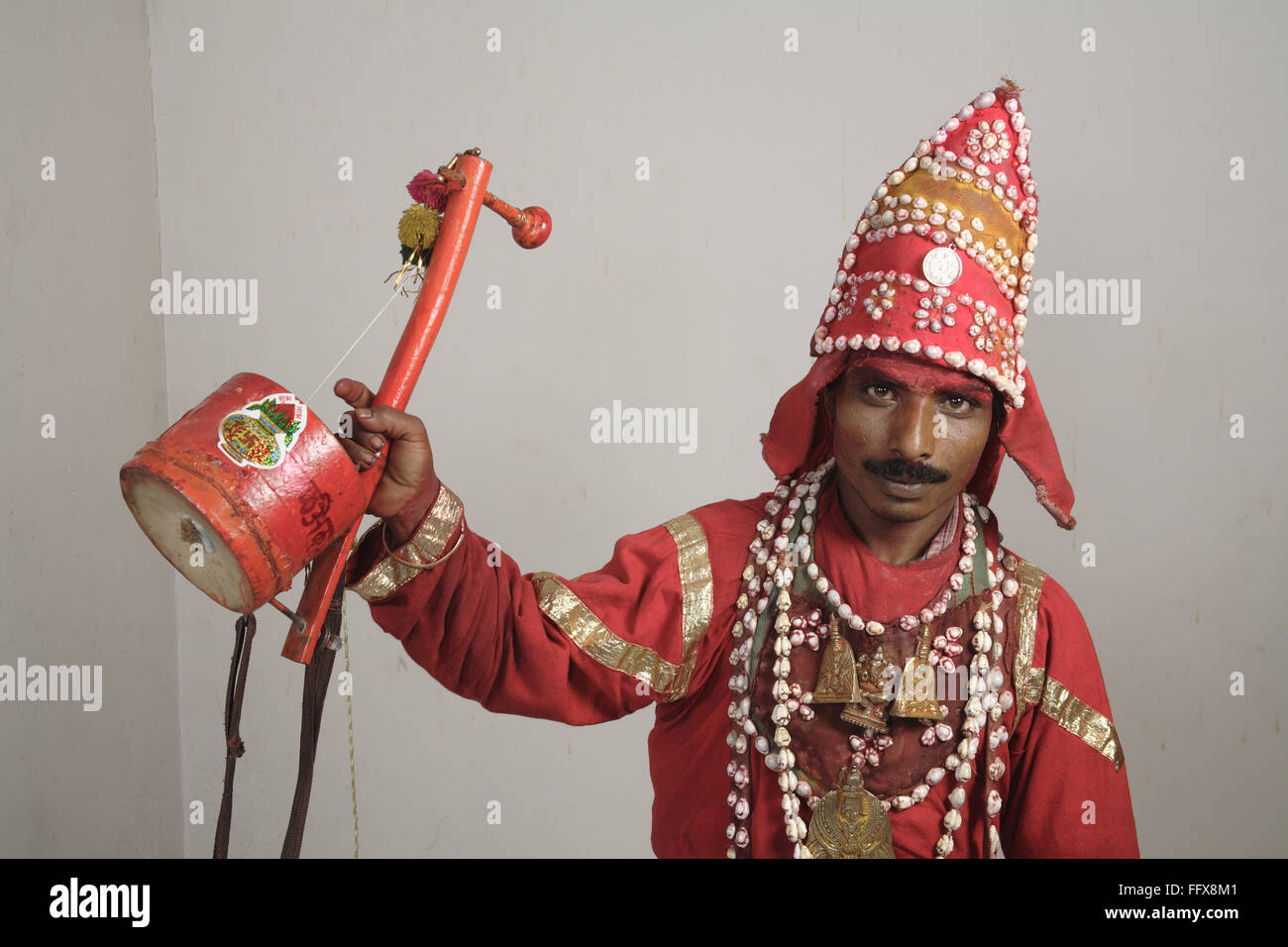 Gondhali from Sholapur District playing string instrument Tuntuna