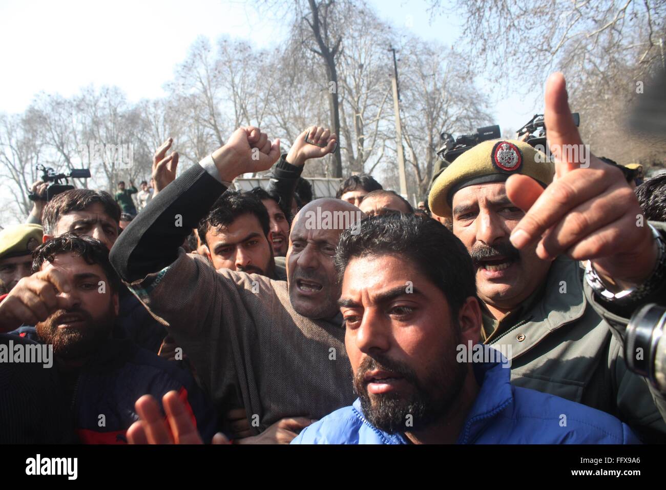 Srinagar, Kashmir. 17th Feb, 2016. Kashmiri Independent lawmaker Engineer Sheikh Abdur shouts slogan from an Indian police vehicle after he was detained during a protest march in Srinagar, the summer capital of Indian Kashmir, 17 February 2016. Police detains Rashid and half a dozen of his supporters when they were protesting against the alleged crackdown on students in New Delhi's Jawaharlal Nehru University, arrest of a former Delhi University professor, S A R Geelani and killings of two students alleged by Indian soldiers in south Kashmir's Pulwama district 14 February 2016. © Basit zargar/ Stock Photo