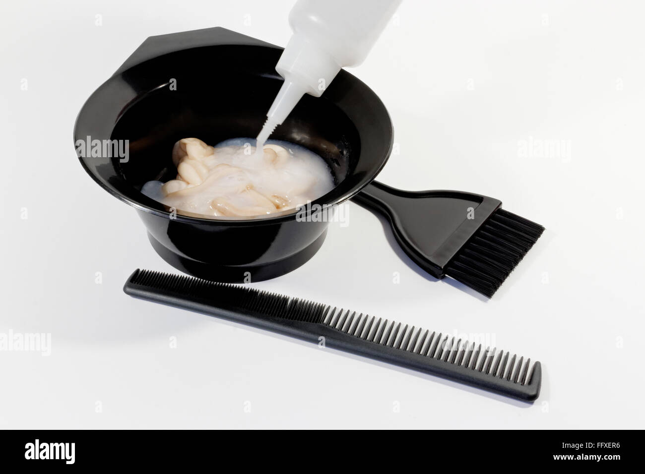 Hair dye measuring and mixing kit. Mixing bowl and hair dye brush on  electronic scale. Hair coloring tools set. Professional instrument for hair  color Stock Photo - Alamy