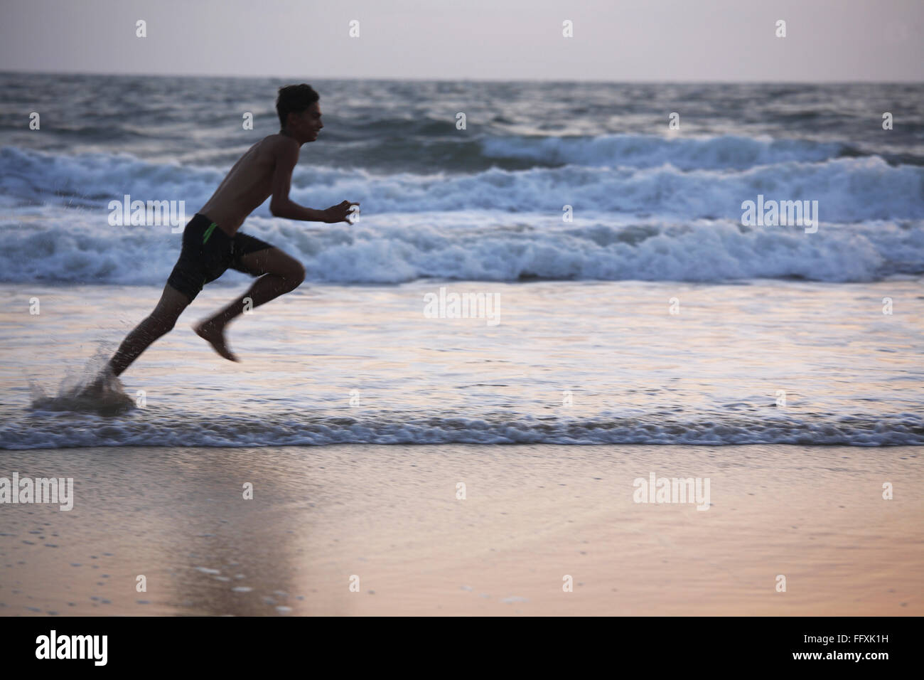 Running seashore hi-res stock photography and images - Alamy