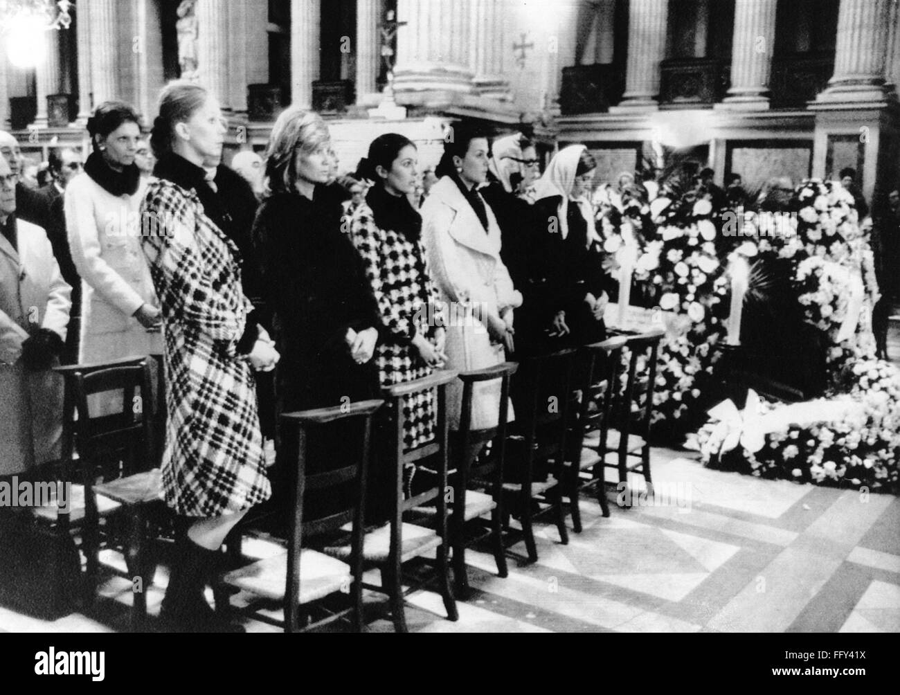 CHANEL: FUNERAL, 1971. /nModels from the Chanel fashion house attend the  funeral of Gabrielle 'Coco' Chanel at Madeleine Church in Paris, France, 13  January 1971 Stock Photo - Alamy