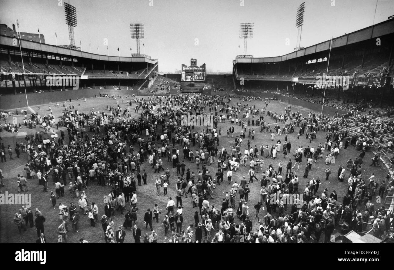NEW YORK POLO GROUNDS. /nCrowd of baseball fans pouring onto the field