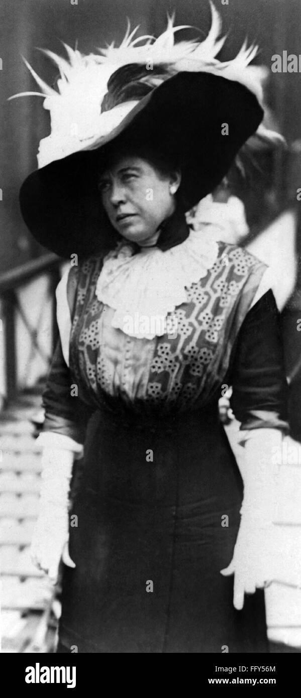 MARGARET 'MOLLY' BROWN /n(1867-1932). The 'Unsinkable' Molly Brown. American socialite, philanthropist, activist and survivor of the 'Titanic.' Photographed during an award ceremony for the captain of the 'Carpathia,' May 1912. Stock Photo