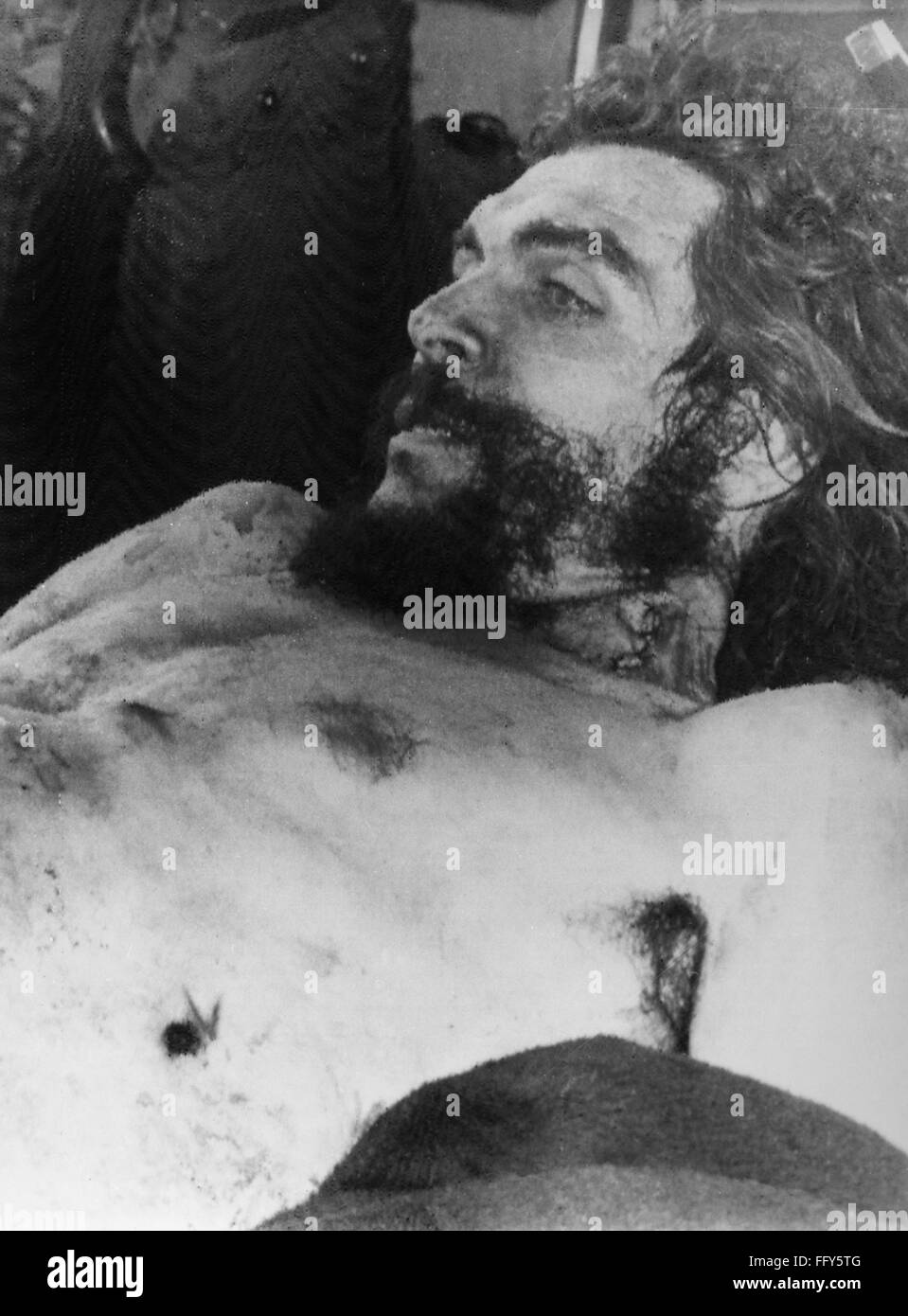 ERNESTO 'CHE' GUEVARA /n(1928-1967). Argentinian revolutionary leader. Guevara's body as it appeared following his execution by Bolivian soldiers at a schoolhouse in La Higuera, a village in the Bolivian mountains, 9 October 1967. Stock Photo