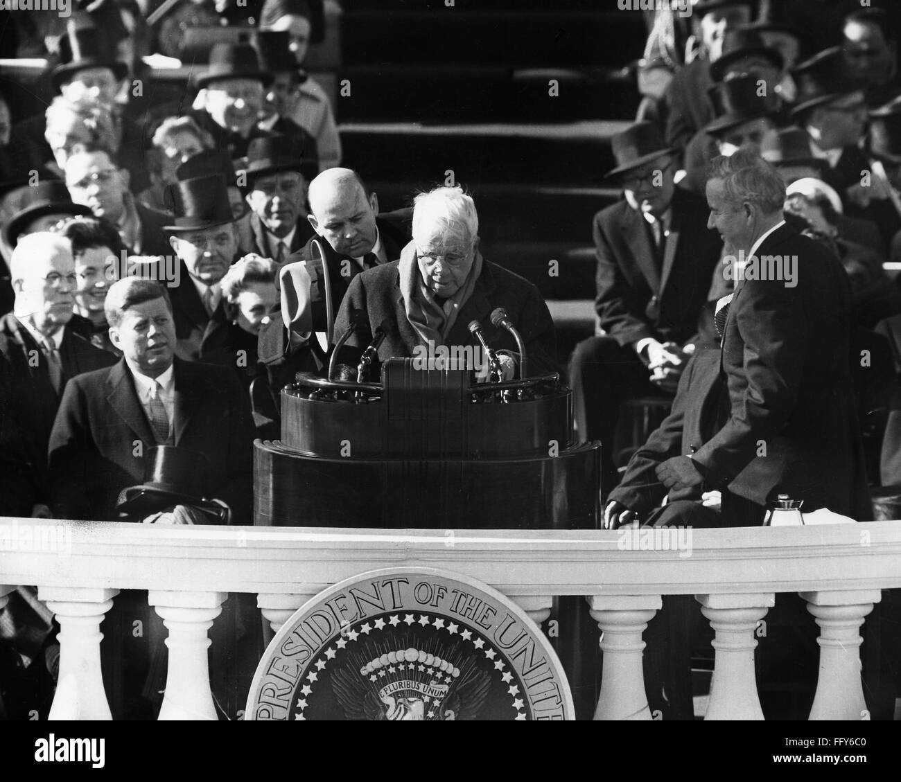 robert-lee-frost-1874-1963-namerican-poet-reciting-a-poem-at-the