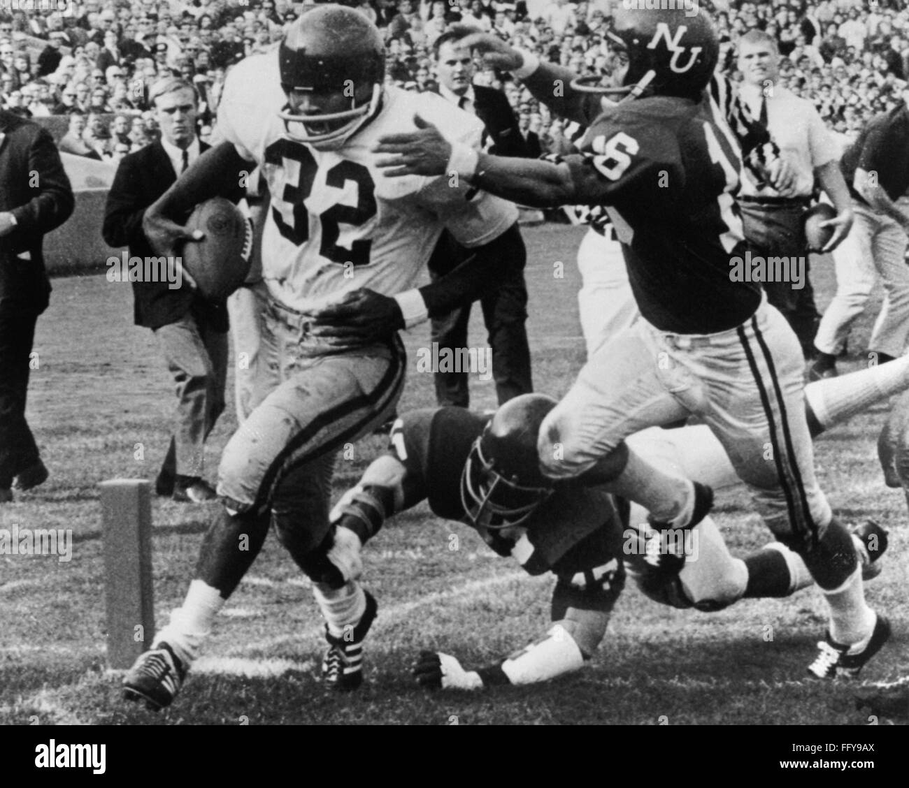 O.J. SIMPSON (1947- ). /nOrenthal James Simpson. American football player, broadcaster, and actor. Scoring a touchdown for the University of Southern California against Northwestern University during a game at Dyche Stadium, Evanston, Illinois, 28 Septemb Stock Photo