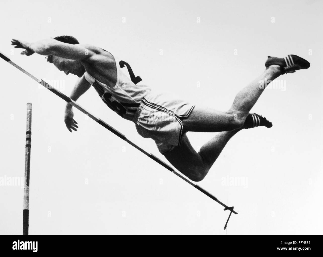 BOB RICHARDS (1926- ). /nRobert Eugene Richards. American athlete. Richards  competing in the pole vault event at the 1956 Summer Olympics in Melbourne,  Australia Stock Photo - Alamy