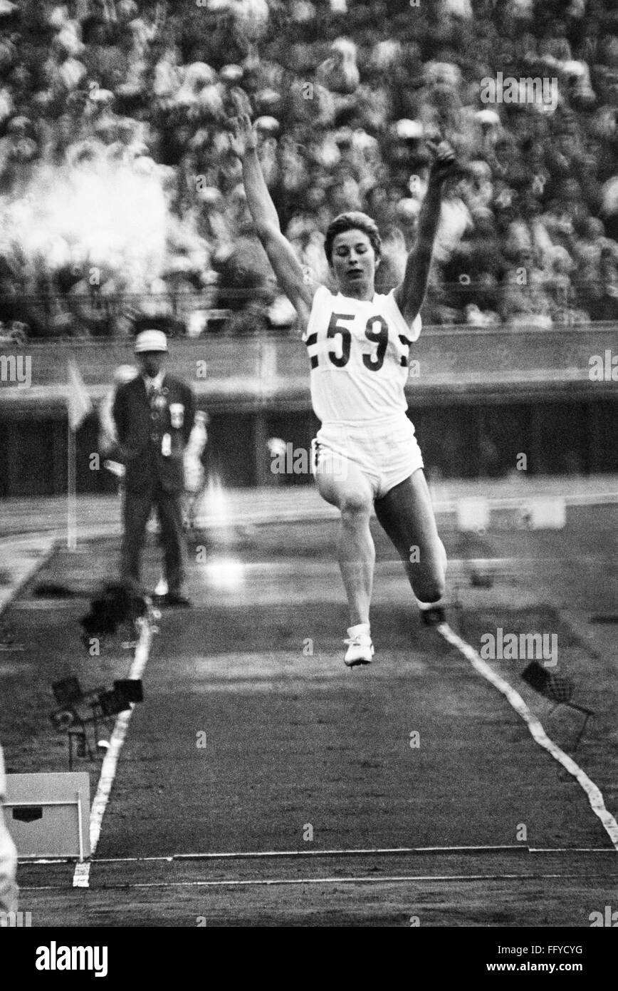 MARY RAND (1940 ). /nNΘe Bignal. English track and field athlete