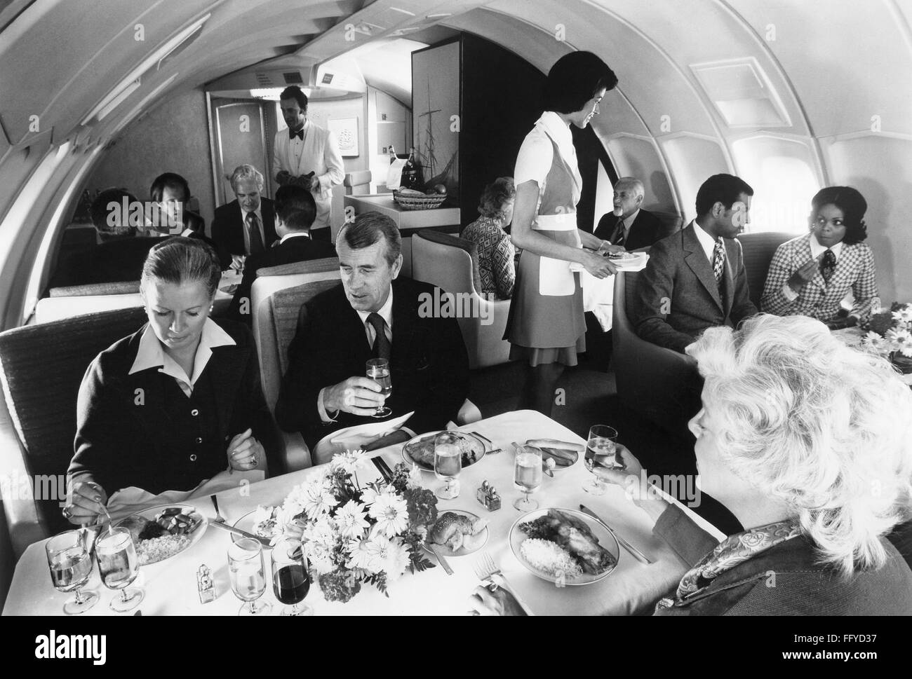 Самолет пожилые люди. Самолет Пан Американ салон самолета. Обед на борту ту 114 1960. Салоны самолетов в 70е. Салон самолета ретро.