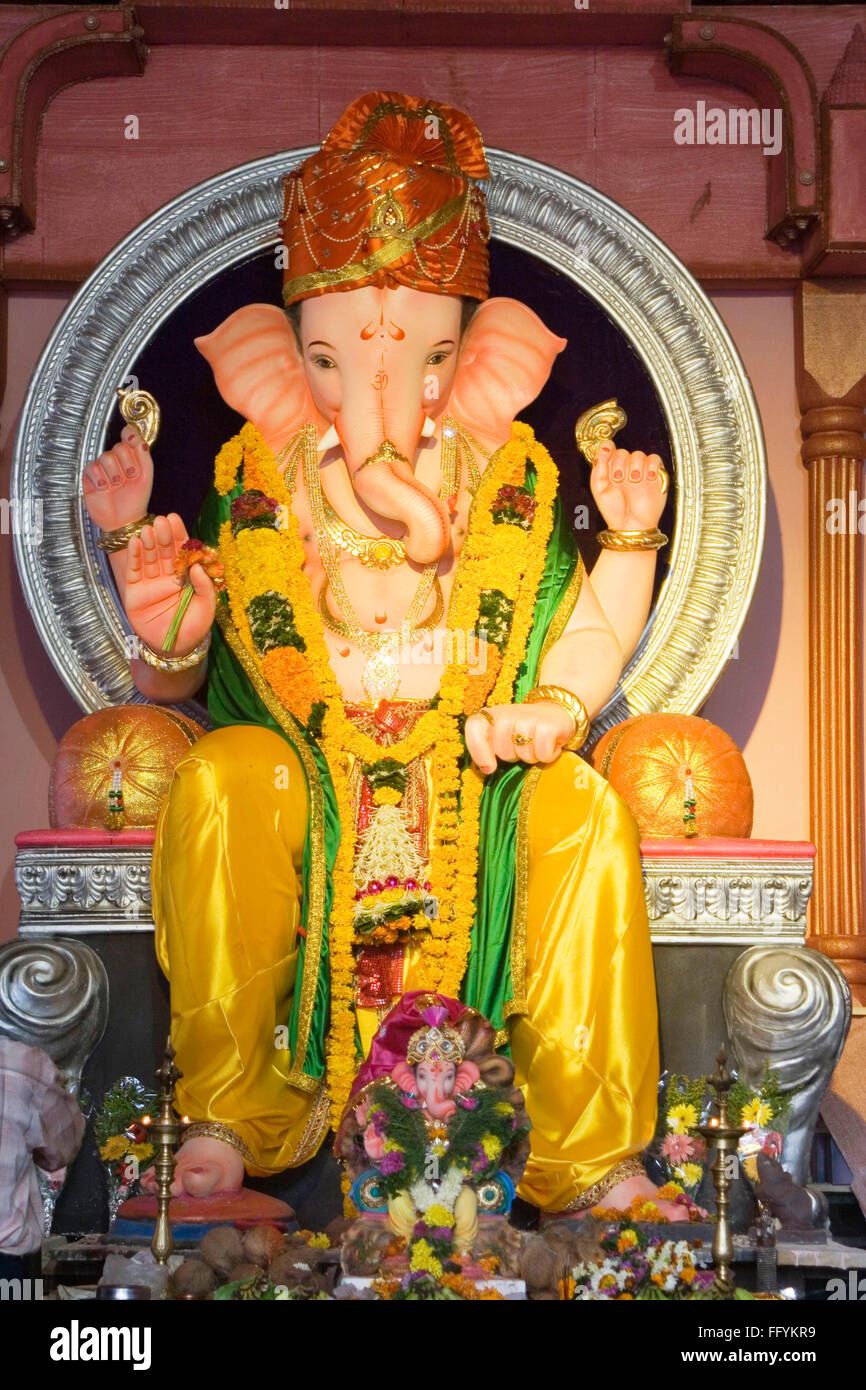Statue of lord ganesh sitting on elephant hi-res stock photography and ...