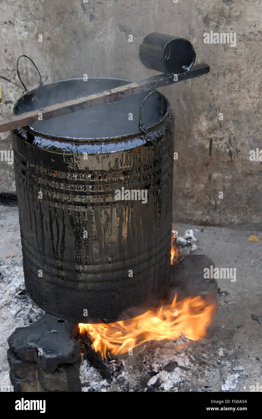 Tar pot hires stock photography and images Alamy