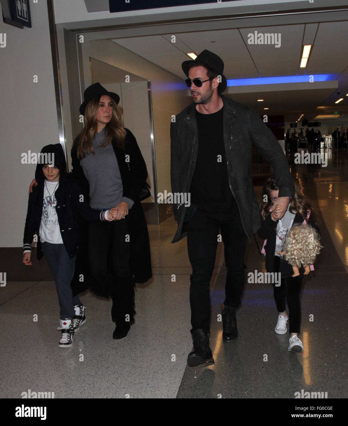 journalist jeans tårn William Levy arrives at Los Angeles International Airport (LAX) with  Elizabeth Gutierrez and their children, Christopher and Kailey Featuring: William  Levy, Elizabeth Gutiérrez, Christopher Alexander Levy, Kailey Alexandra Levy  Where: Los Angeles,