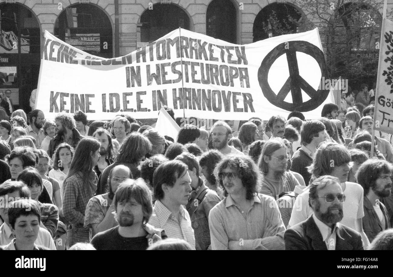 20.000 demonstrators, called by the peace movement, the SPD and other democratic organizations and trade unions were formed in 1982 Hannover against nuclear missiles and weapons exhibition IDEE (International Defense Electronic exposure). | Stock Photo