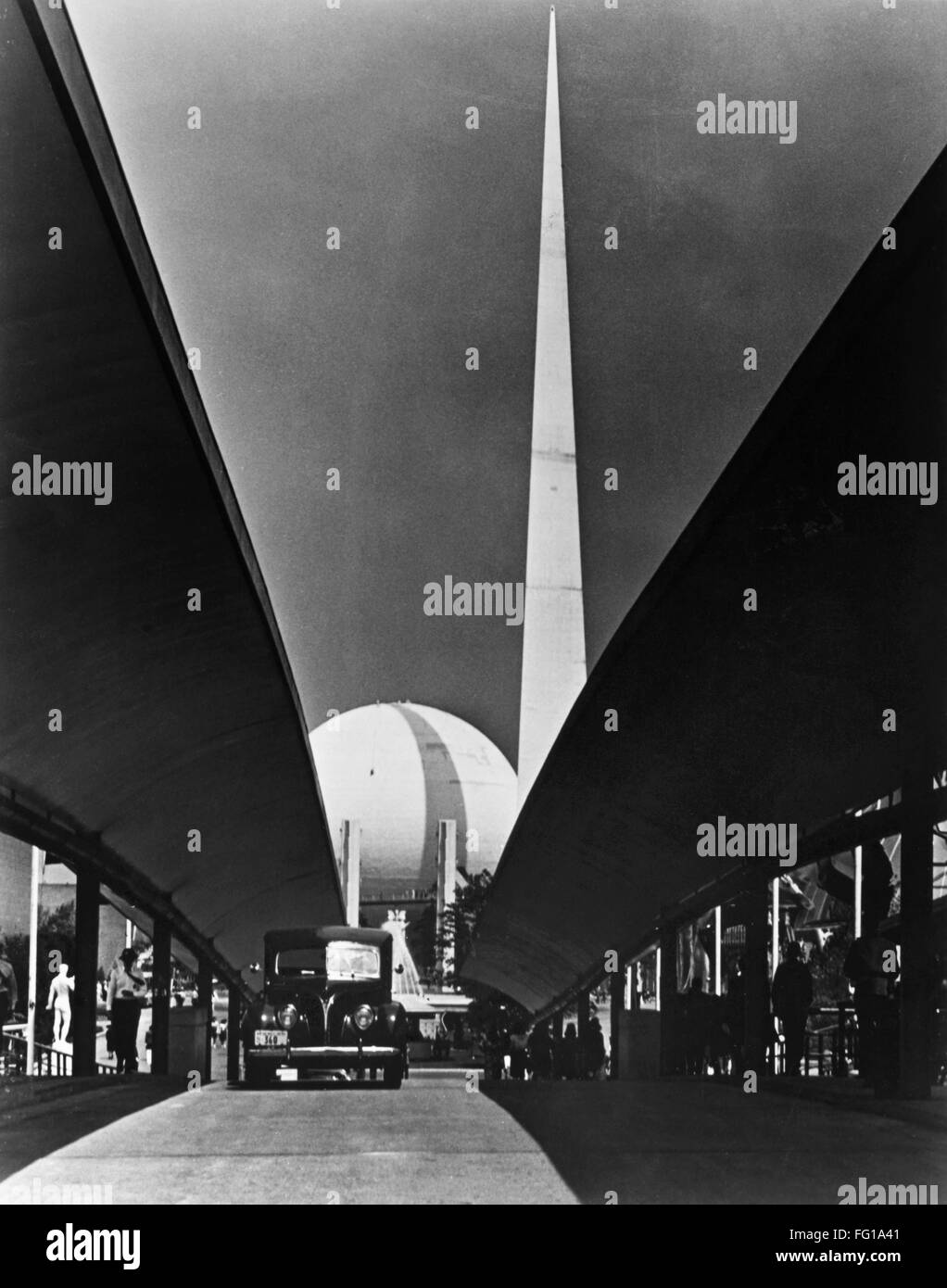 NEW YORK WORLD'S FAIR. /nThe Trylon and Perisphere at the New York