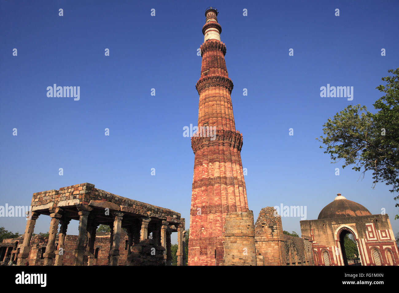 Qutab Minar And Alai Darwaza Built In 1311 Red Sandstone Tower Indo