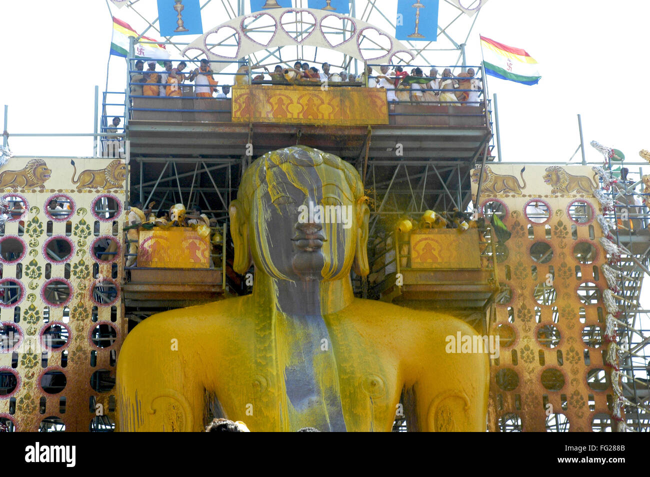 Jain Devotees Pouring Turmeric Water forehead monolithic Statue Gomateshwara Mahamastak abhisheka Shravanbelagola Karnataka Stock Photo