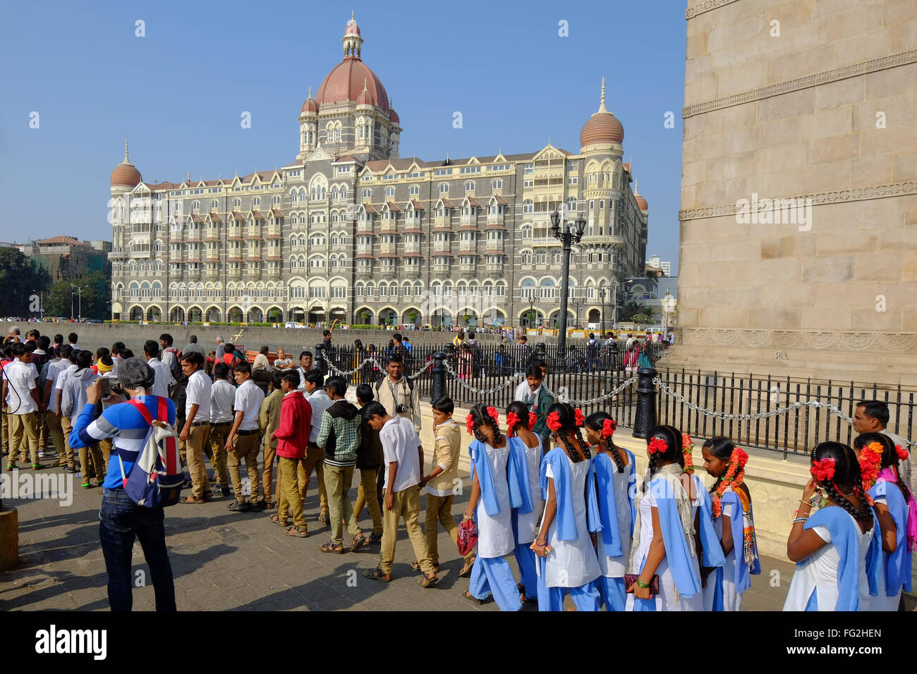 Indian school children and The Taj Mahal Palace Hotel, Mumbai, India Stock Photo