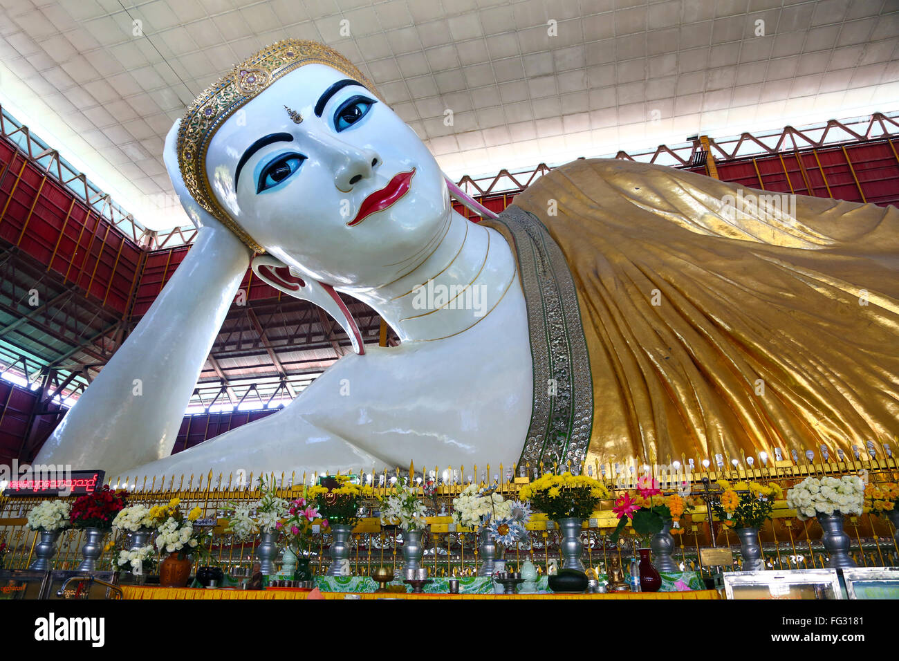 Chauk Htat Gyi Pagoda and reclining Buddha statue, Yangon, Myanmar ...