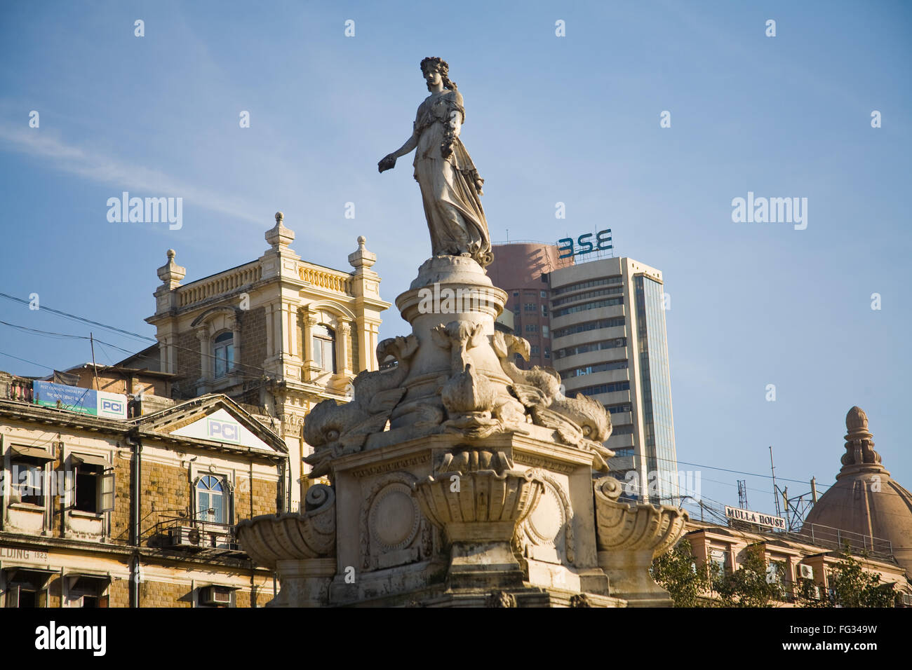 Flora fountain statue hi-res stock photography and images - Alamy