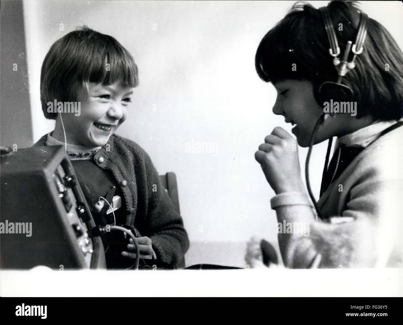 1973 - audio headphones music children learn school - Conversation. Talking to each other via head phones and microphones is Sharon Martin, 6 and her girl friend, Anita Taylor, 8. Anita talks to Sharon, on one of the rare occasions where one child hears the voice of another. © Keystone Pictures USA/ZUMAPRESS.com/Alamy Live News Stock Photo
