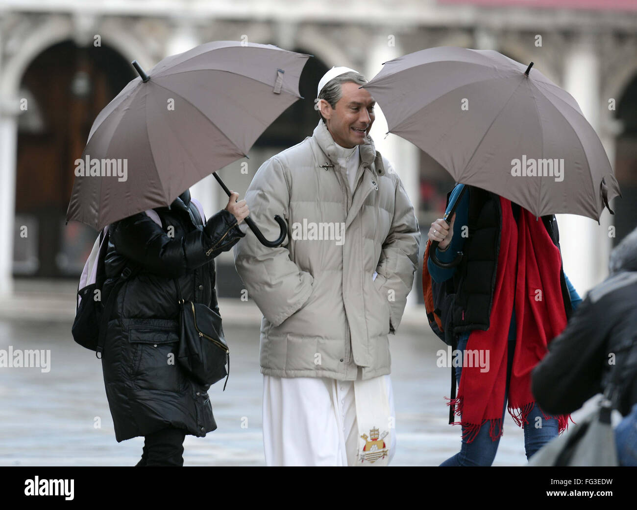 Jude Law films scenes for 'The Young Pope' on location Venice Featuring:  Jude Law Where: Venice, Italy When: 12 Jan 2016 Stock Photo - Alamy