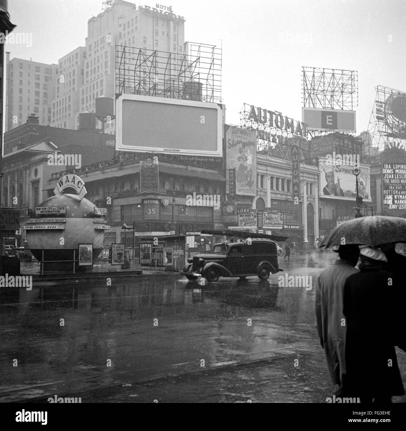 TIMES SQUARE NEW YORK ON A RAINY DAY 8X10 PHOTO JOHN VACHON 1943 