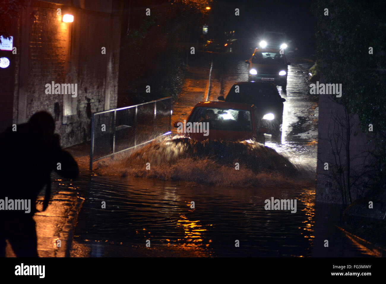 Embrook Road, Wokingham, Berkshire, UK. 17th Feb 2016. UK Weather:A car drivers struggling to get through a flooded road in Wokingham Berks. Credit:  Charles Dye/Alamy Live News Stock Photo