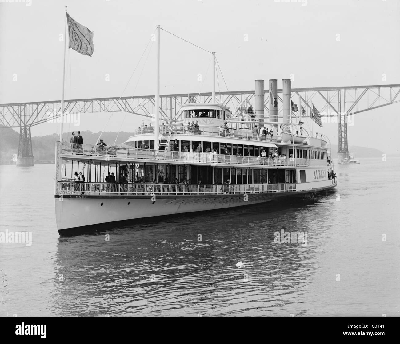 NEW YORK HUDSON RIVER. /nSteamer 'Albany' passing under the