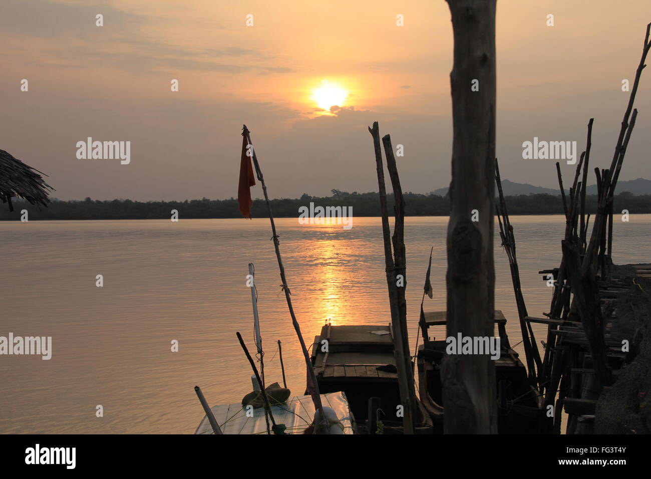Sunset sea boats hi-res stock photography and images - Alamy
