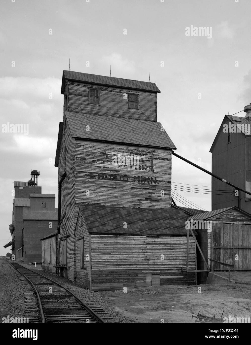 GRAIN ELEVATORS, 1990. /nA grain elevator in Chokio, Minnesota. Photograph, 1990 Stock Photo Alamy