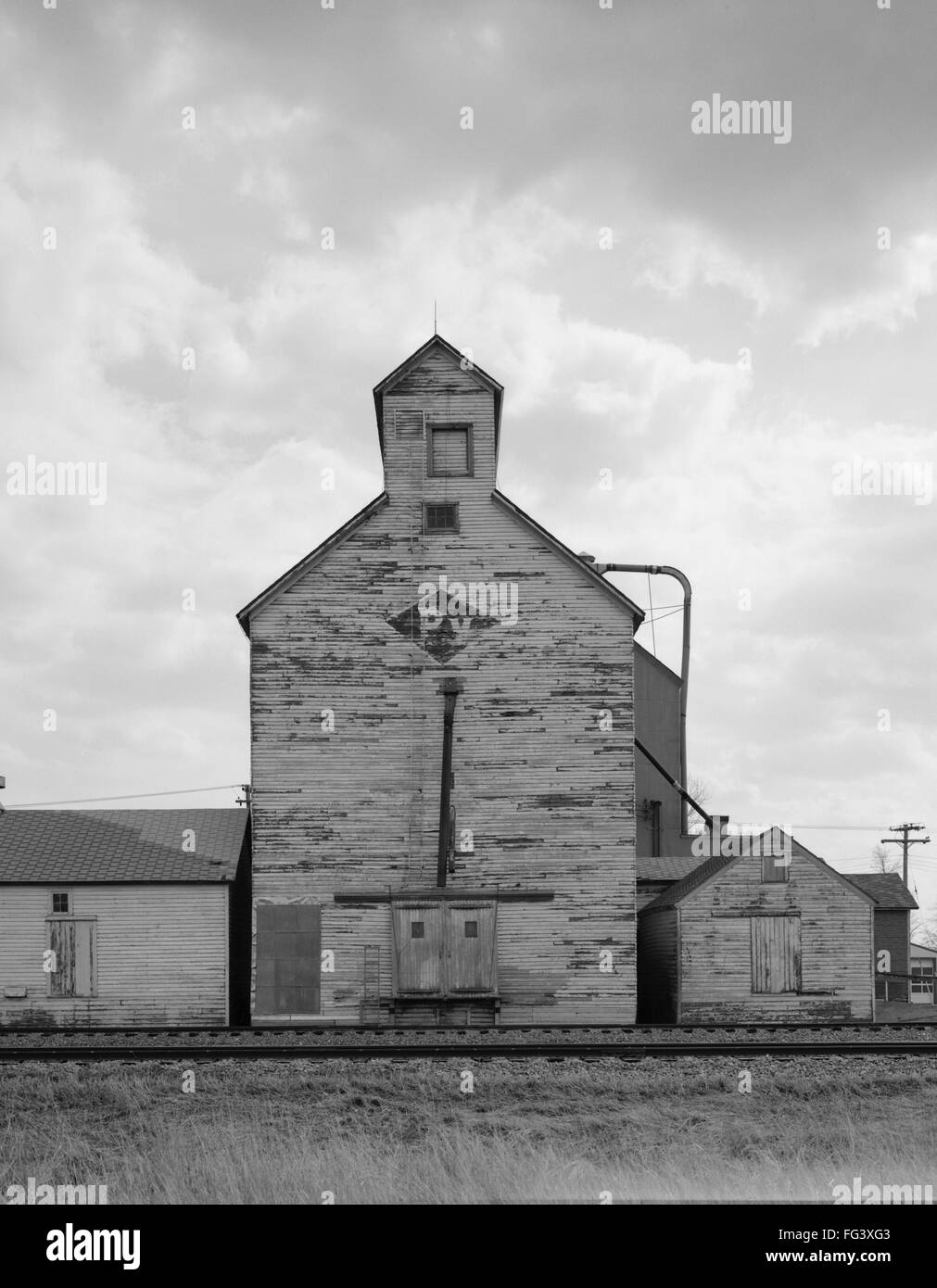 GRAIN ELEVATORS, 1990. /nA grain elevator in Chokio, Minnesota. Photograph, 1990 Stock Photo Alamy