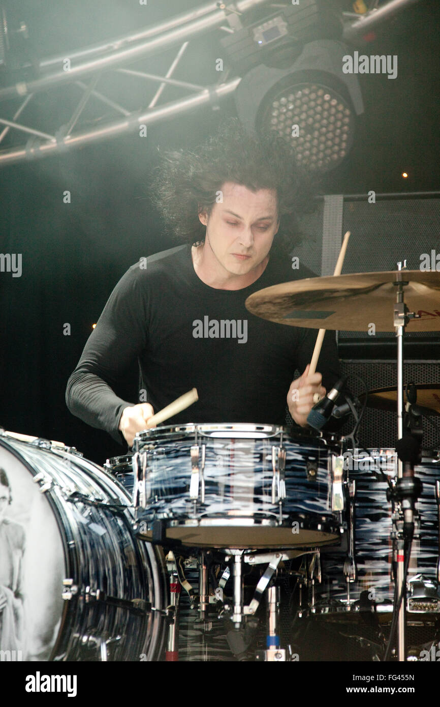 The Dead weather performing a surprise show on the Park Stage, Glastonbury Festival 2009, Somerset, England, United Kingdom. Stock Photo