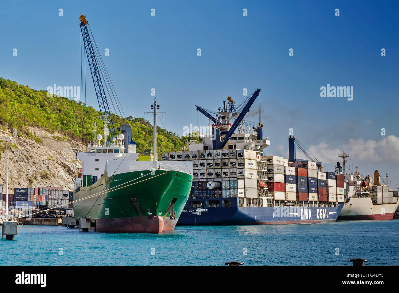 Cargo ships unloading container dock hi-res stock photography and ...