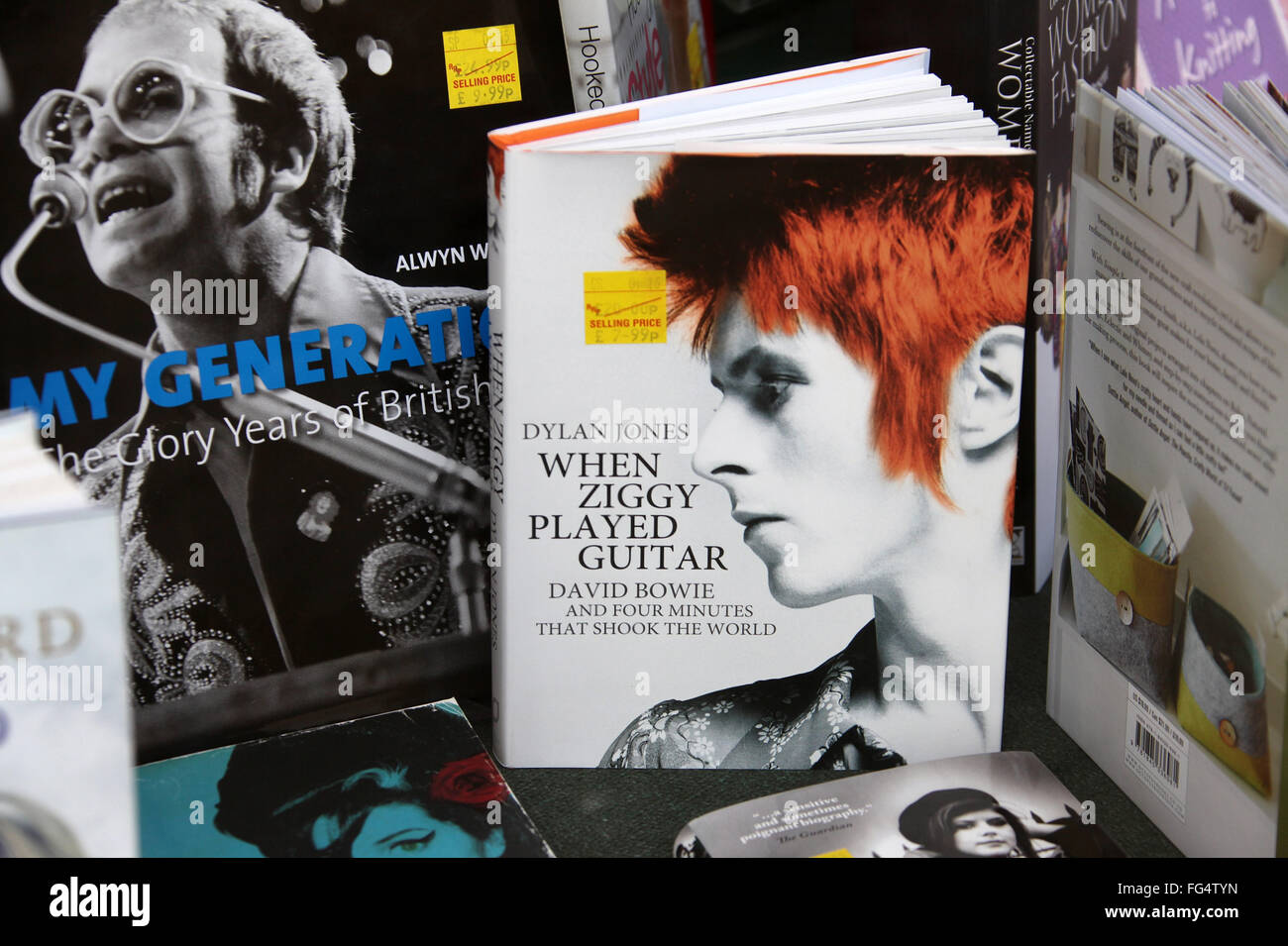 Livro When Ziggy Played Guitar: David Bowie and Four Minutes that Shook the  World de Dylan Jones (Inglês)