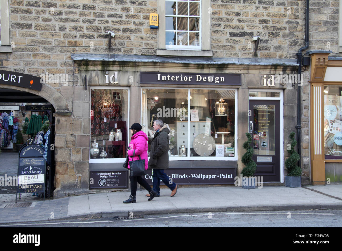 Shoppers in Bakewell Stock Photo Alamy