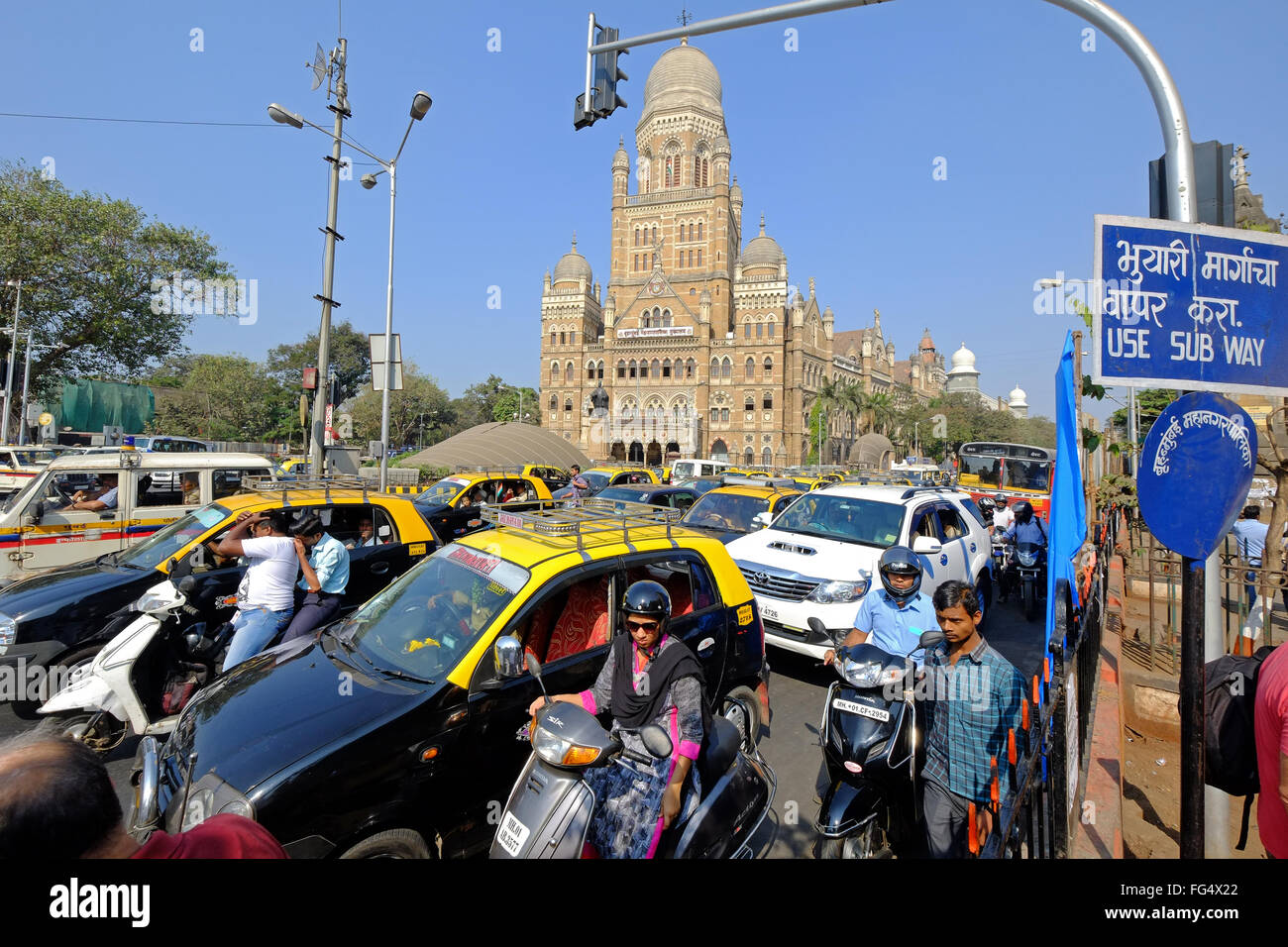 Central Mumbai, traffic congestion and colonial era buildings Stock Photo