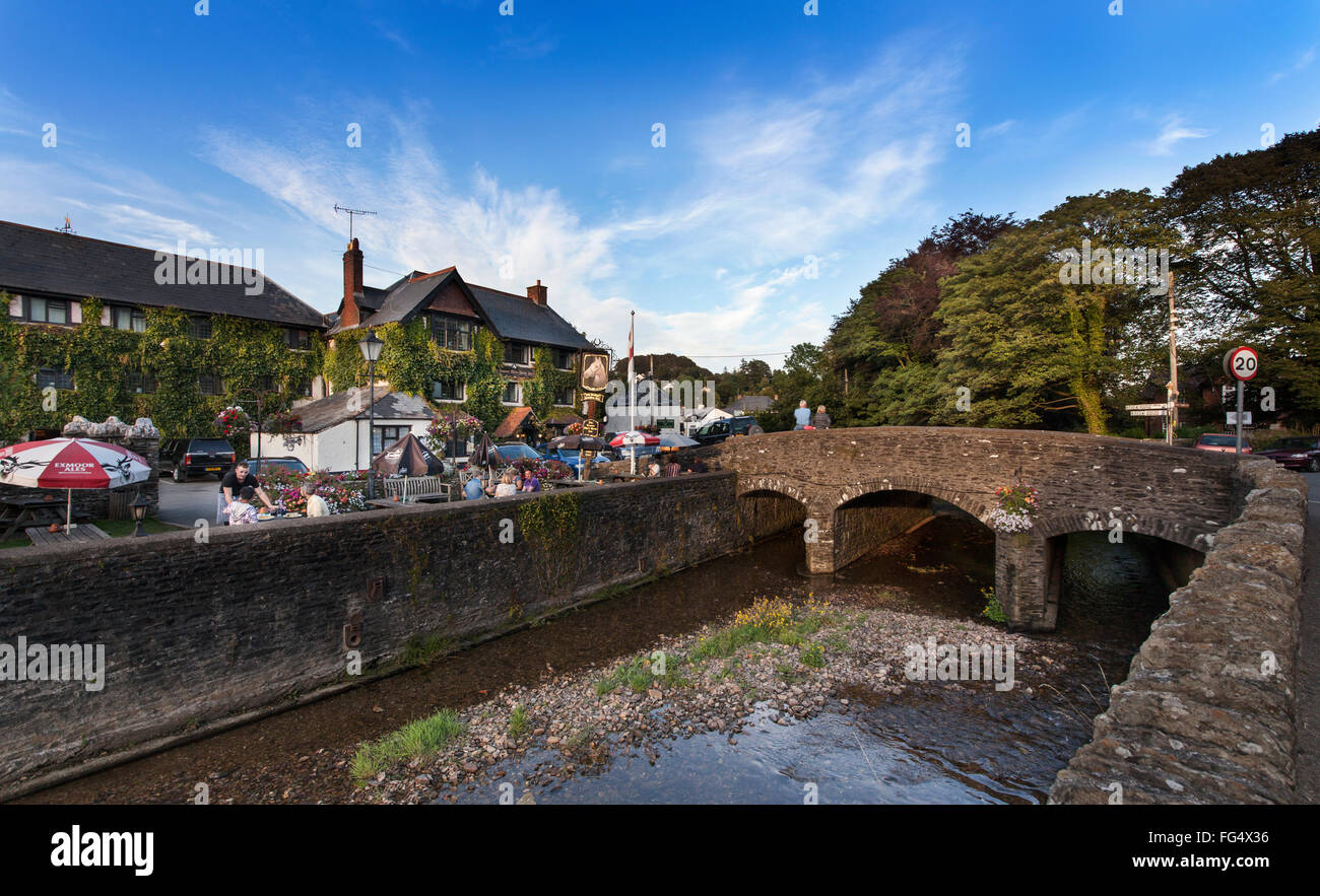 The White Horse Inn 16th century coaching inn beside the River Exe in Exford at the centre of the Exmoor National Park, Somerset Stock Photo