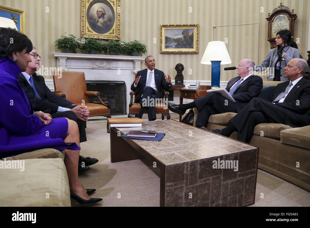 Washington DC, USA. 17th February, 2016.  United States President Barack Obama meets with former National Security Advisor Tom Donilon (2R) and former IBM CEO Sam Palmisano (2L), who are being appointed as the Chair and Vice Chair respectively of the Commission on Enhancing National Cybersecurity in the Oval Office of the White House, in Washington, DC, February 17, 2016. Also present during this meeting are Commerce Secretary Penny Pritzker (L) and Secretary of Homeland Security Jeh Johnson (R). Stock Photo