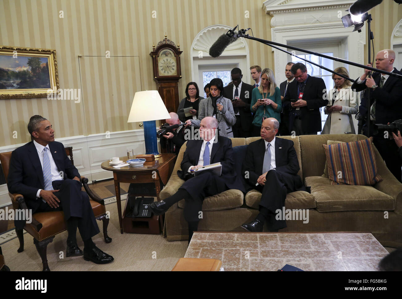 Washington DC, USA. 17th February, 2016.  United States President Barack Obama meets with former National Security Advisor Tom Donilon (C) and former IBM CEO Sam Palmisano (unseen), who are being appointed as the Chair and Vice Chair respectively of the Commission on Enhancing National Cybersecurity in the Oval Office of the White House, in Washington, DC, February 17, 2016. Also present during this meeting are Commerce Secretary Penny Pritzker (unseen) and Secretary of Homeland Security Jeh Johnson (R). Stock Photo