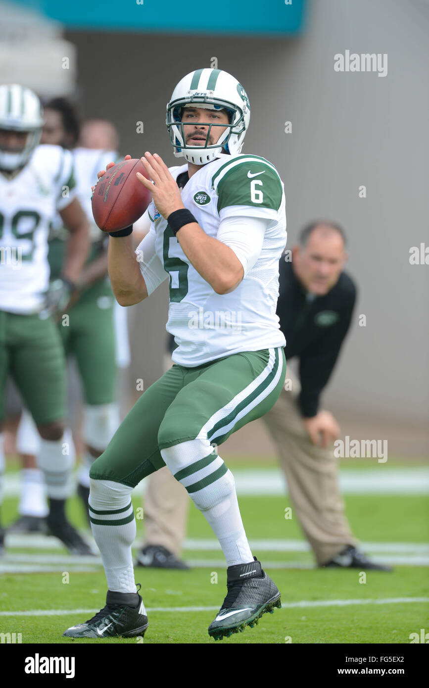 Jacksonville, FL, USA. 9th Dec, 2012. New York Jets quarterback Mark Sanchez  (6) prior to an NFL game against the Jacksonville Jaguars at EverBank Field  on Dec 9, 2012 in Jacksonville, Florida.