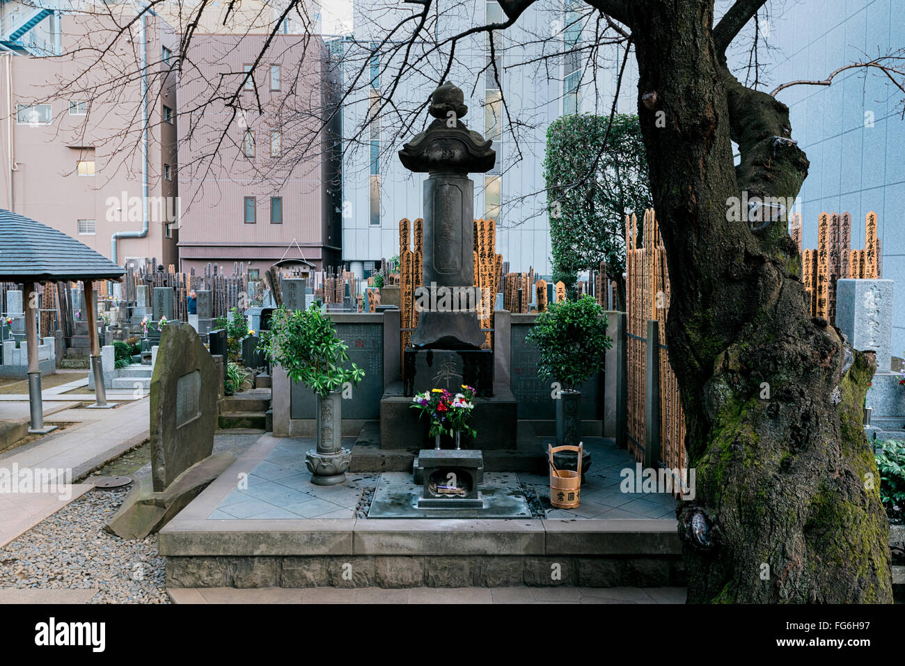 Tokyo, Japan - January 13, 2016: Jōen-ji Temple in Shinjuku, Tokyo. The temple also houses a cemetery. Stock Photo