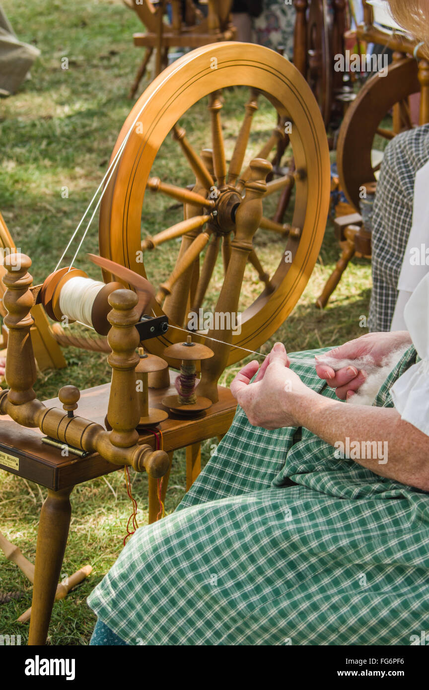 Woman spinning wool into yarn using a spinning wheel at the Clackamas  County Fair, Canby, Oregon Stock Photo - Alamy