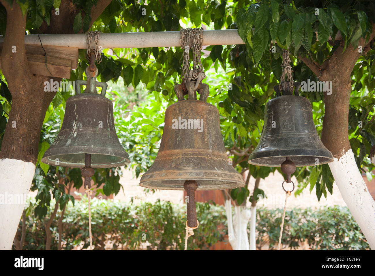Griechenland, Kreta, Karydi nördlich von Neapoli, Kloster Aretiou, Glocken im Klosterhof Stock Photo